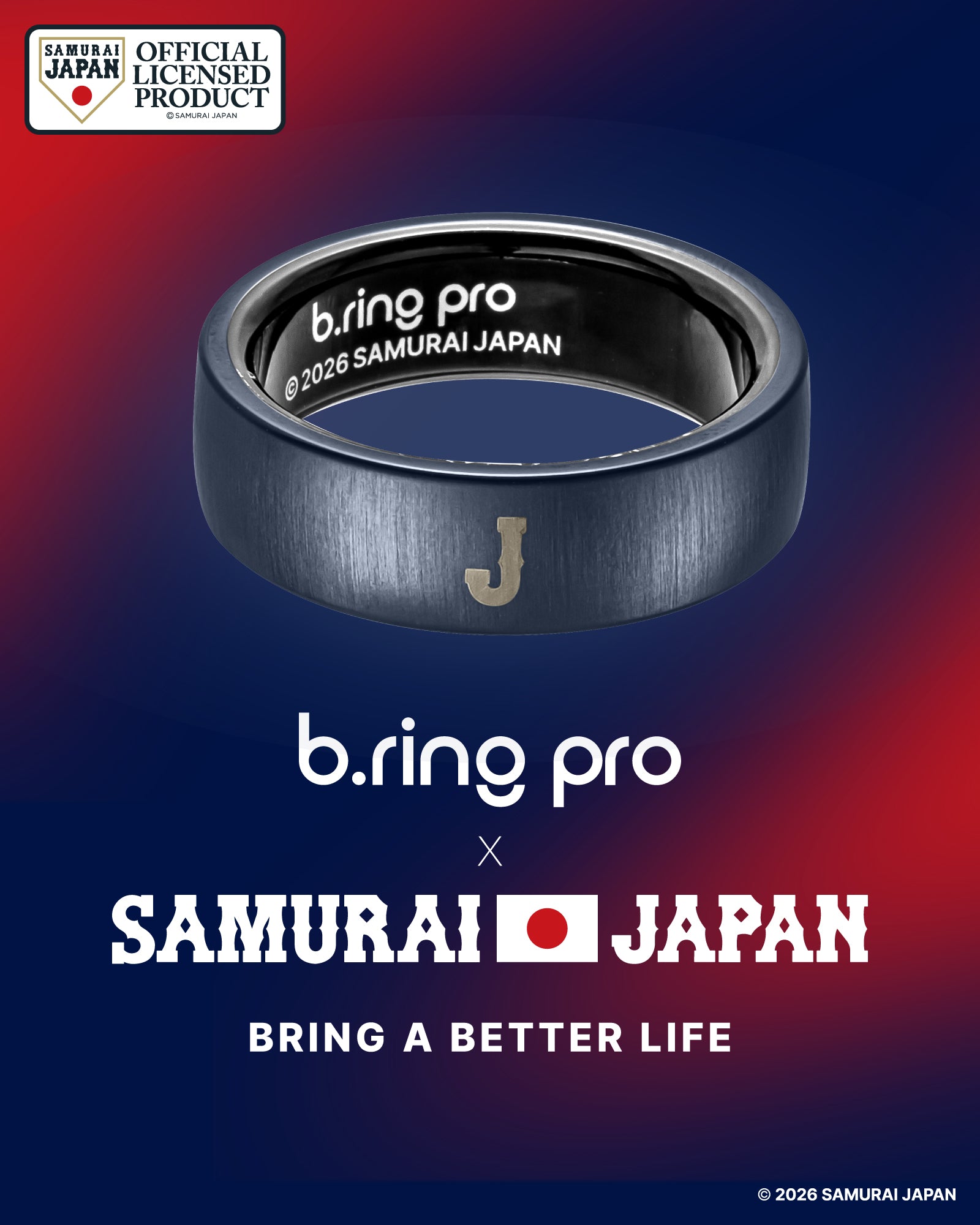 侍ジャパン公式ライセンス商品ロゴと、野球スタジアムのマウンドを背景に浮かぶネイビーカラー「J」刻印のb.ring pro×SAMURAI JAPANコラボリングのキービジュアル画像、「侍ジャパン特別デザイン」の見出しとステンレススチール素材・ネイビーカラーリング・「J」イニシャルマークの3特徴を紹介